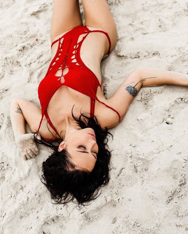 Настасья Самбурская и ее жаркая фотосессия на пляже (10 фото)