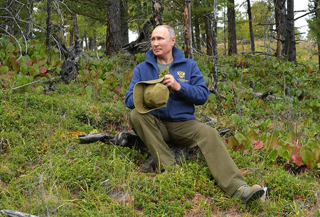 Сколько стоит одежда Путина, в которой он путешествовал по тайге (3 фото)