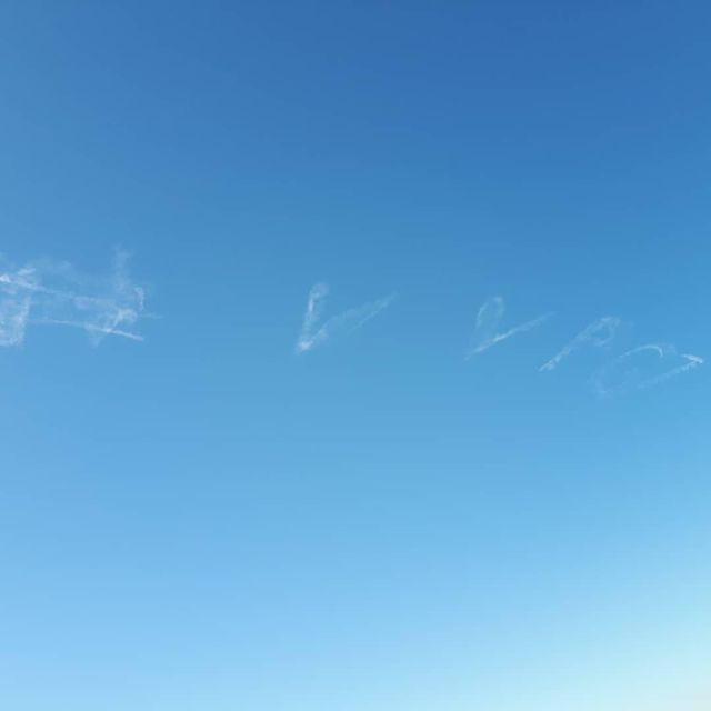 В небе над Лос-Анджелесом написали поздравление Владимиру Путину (3 фото + 2 видео)
