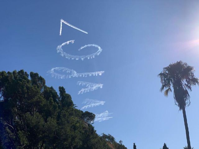 В небе над Лос-Анджелесом написали поздравление Владимиру Путину (3 фото + 2 видео)
