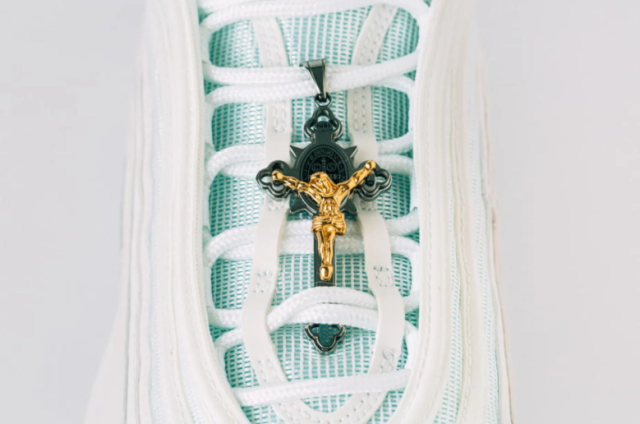 Дизайнеры из США сделали "кроссовки Иисуса" (6 фото)