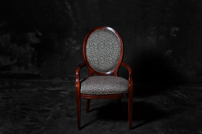 Фотограф представил стулья людьми (20 фото)