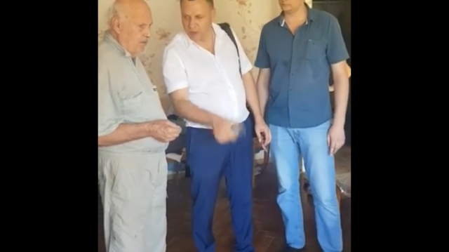 Депутат подарил 90-летнему ветерану телевизор, но смотреть попросил только канал "Россия"  (3 фото + видео)