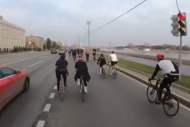 В Москве бдительные велосипедисты задержали пьяного водителя