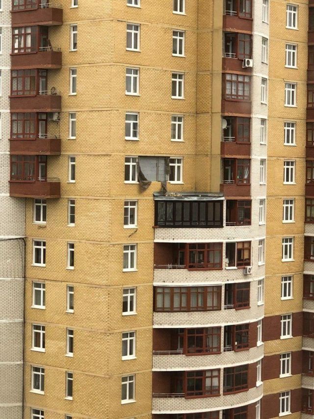 В Екатеринбурге ветер снес часть стены новостройки (6 фото + 2 видео)