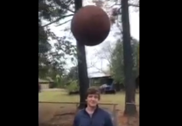Парень забросил баскетбольный мяч в корзину без рук. Как ему это удалось?