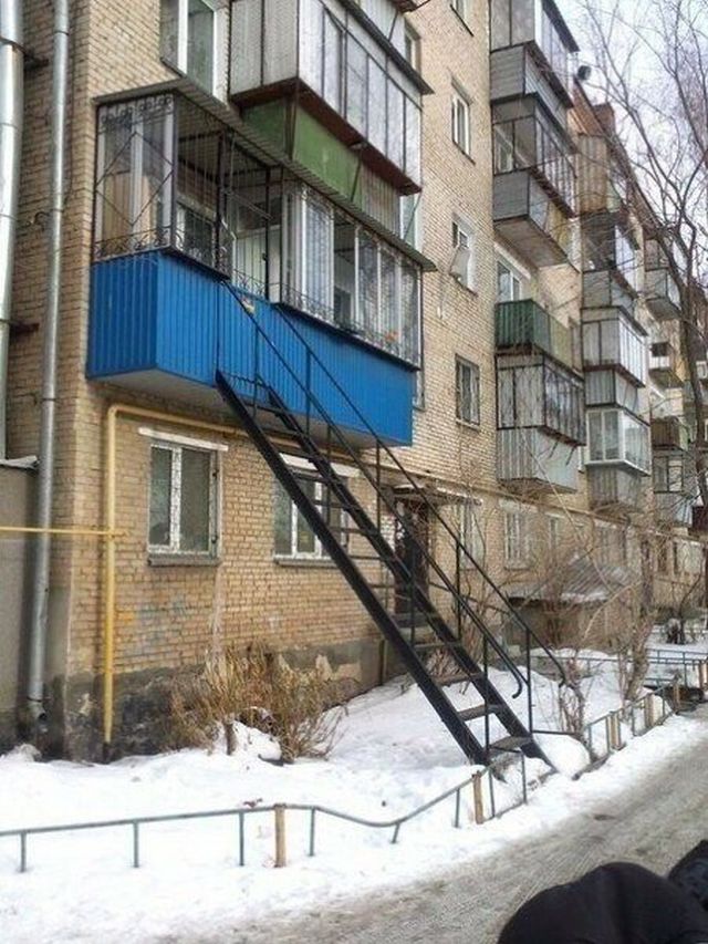 Безумные балконы, которых просто не должно существовать (15 фото)