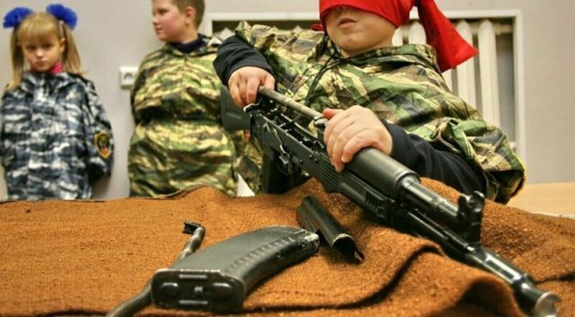Минпросвещения планирует провести в школах урок по сборке АК-47 (2 фото)