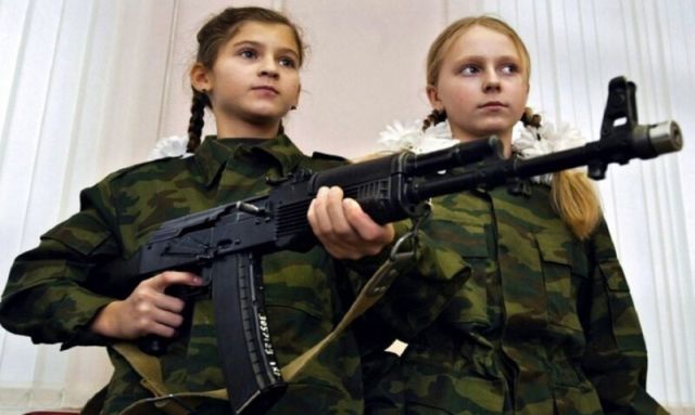 Минпросвещения планирует провести в школах урок по сборке АК-47 (2 фото)