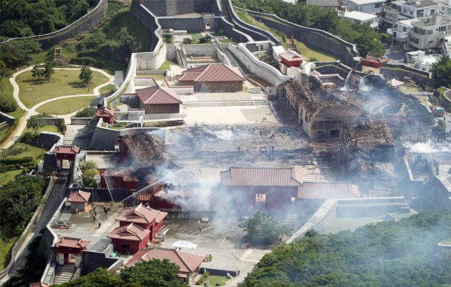 В Японии сгорел замок  XIV века, который входил в список всемирного наследия ЮНЕСКО (5 фото)