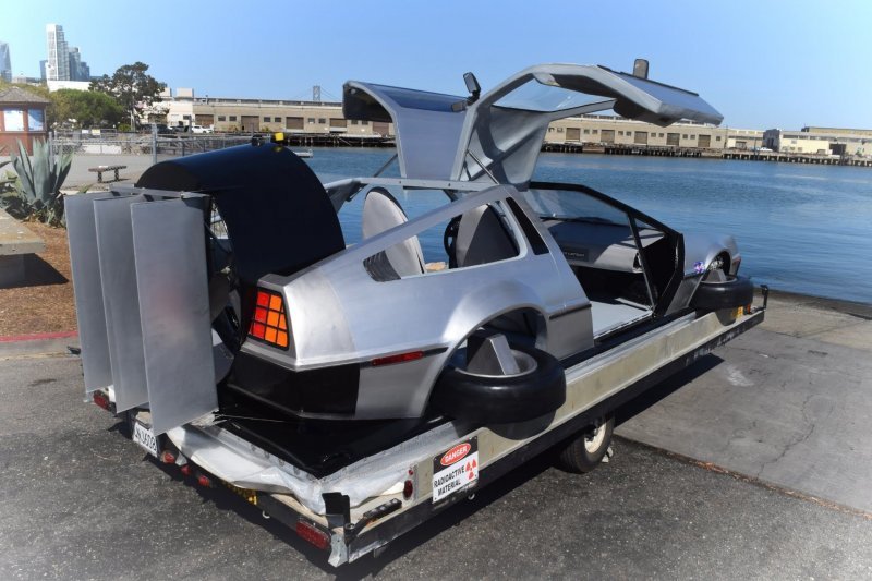 Такого вы еще не видели: DeLorean DMC-12 из фильма «Назад в будущее» на воздушной подушке (24 фото + видео)