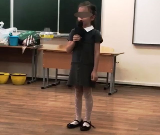 В новосибирской школе выгнали девочку с чаепития из-за того, что ее мама не сдала деньги на нужды класса