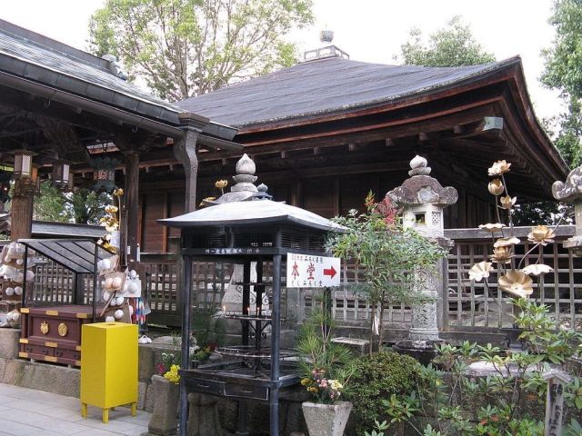 Дзисон-ин - японский храм, посвященный женскому бюсту (8 фото)