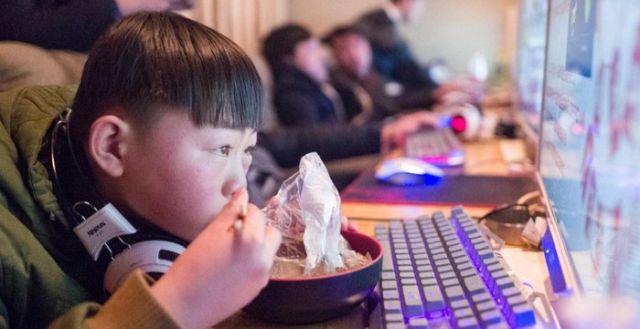 В Китае для подростков-геймеров введут комендантский час