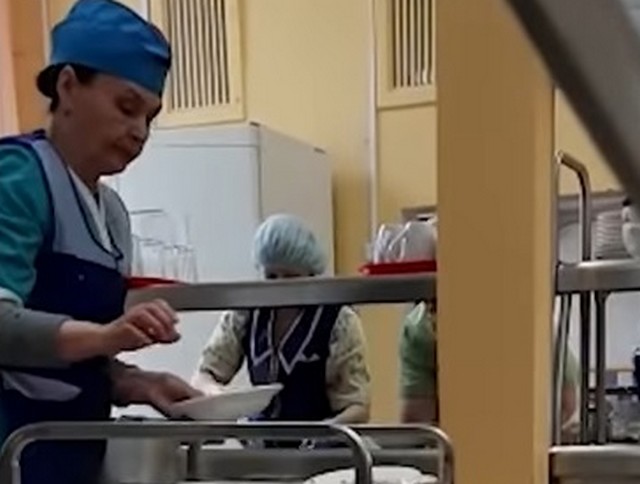 В Екатеринбурге школьный повар раскладывал еду руками
