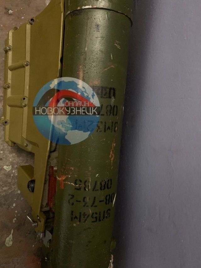 В Новокузнецке местный житель нашел гранатомет в подъезде (3 фото)