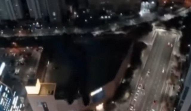 Двое россиян прыгнули с парашютом с небоскреба в Корее