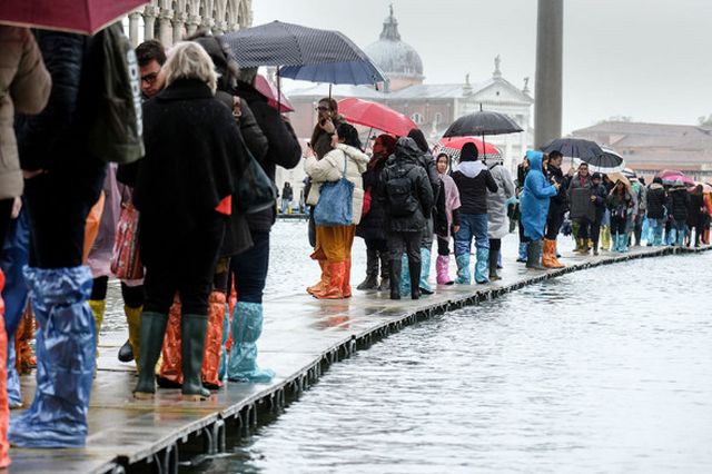 Венеция уходит под воду: затоплено более 80% города (16 фото + 5 видео)