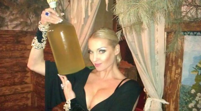 Анастасия Волочкова показала свой фирменный напиток для похудения и шокировала диетолога (3 фото)