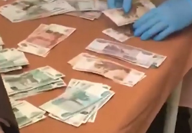 В Уфе бабушка пыталась сбежать от докторов с крупной суммой денег (2 фото и видео)