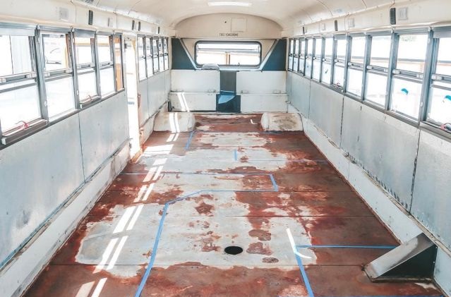 Семья из США переделала школьный автобус в дом мечты (17 фото)