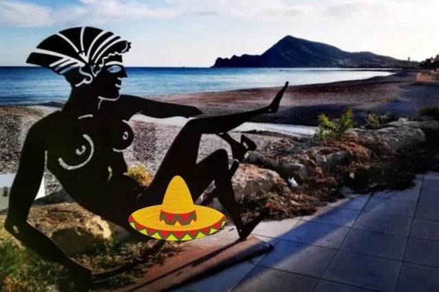 Туристы возмутились провокационными скульптурами на одном из пляжей в Испании (4 фото)