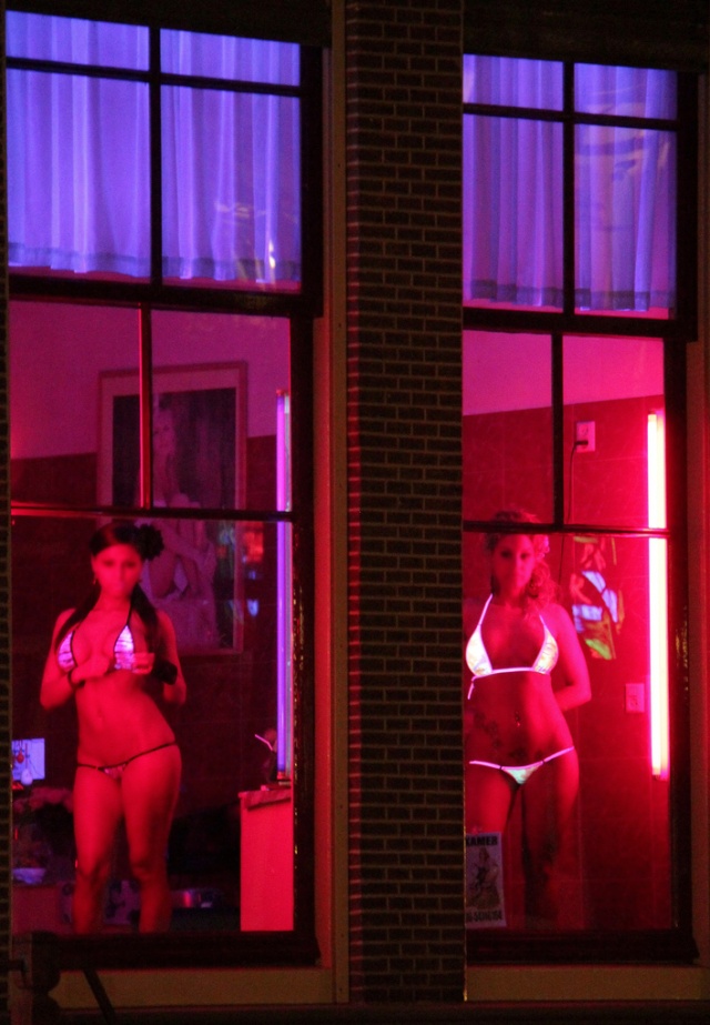 Квартал красных фонарей в Амстердаме может исчезнуть (5 фото)