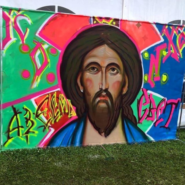 Религиозный вандализм: в Подмосковье уличный художник рисует иконы на стенах (7 фото)