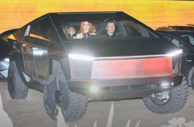 Илон Маск прокатился на своем Cybertruck в Малибу (4 фото)