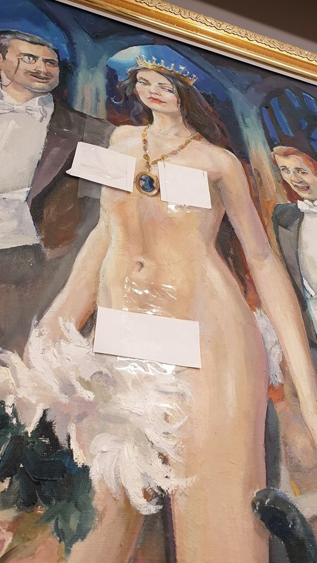 В Екатеринбурге на выставке картины с нагими девушками заклеили стикерами (6 фото)