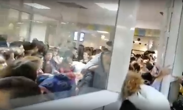 В петербургской школе началась давка из-за ложного сообщения о минировании (2 видео)