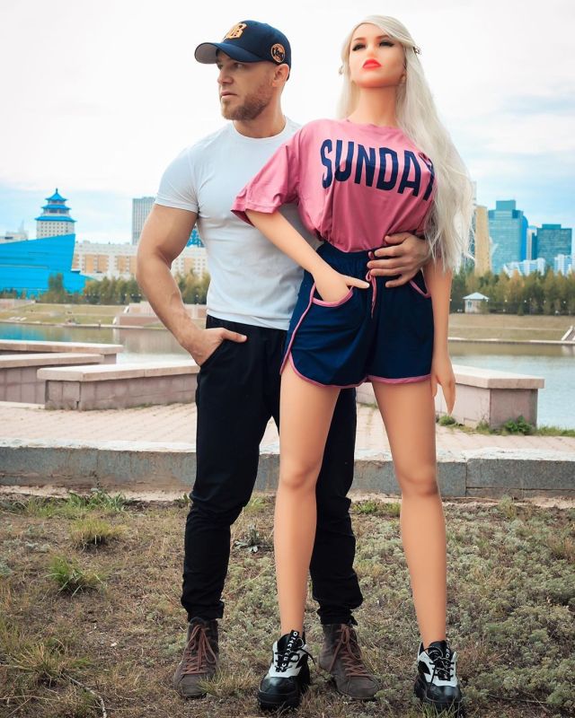 Казахстанский культурист Юрий Толочко решил жениться на секс-кукле (20 фото)