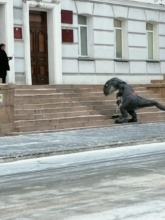 Курганский динозавр пришел подмести крыльцо у здания облправительства и озадачил полицейских (5 фото)
