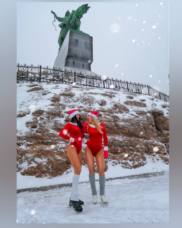 Девушки из Уфы снялись в рождественских бикини у памятника Салавату Юлаеву (12 фото)