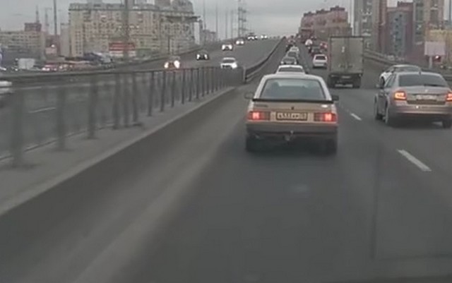 Обычный день в Петербурге: граната и машины
