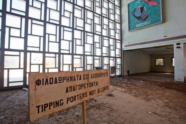 Фотопрогулка: Мрачный и заброшенный аэропорт Никосии на Кипре (11 фото)