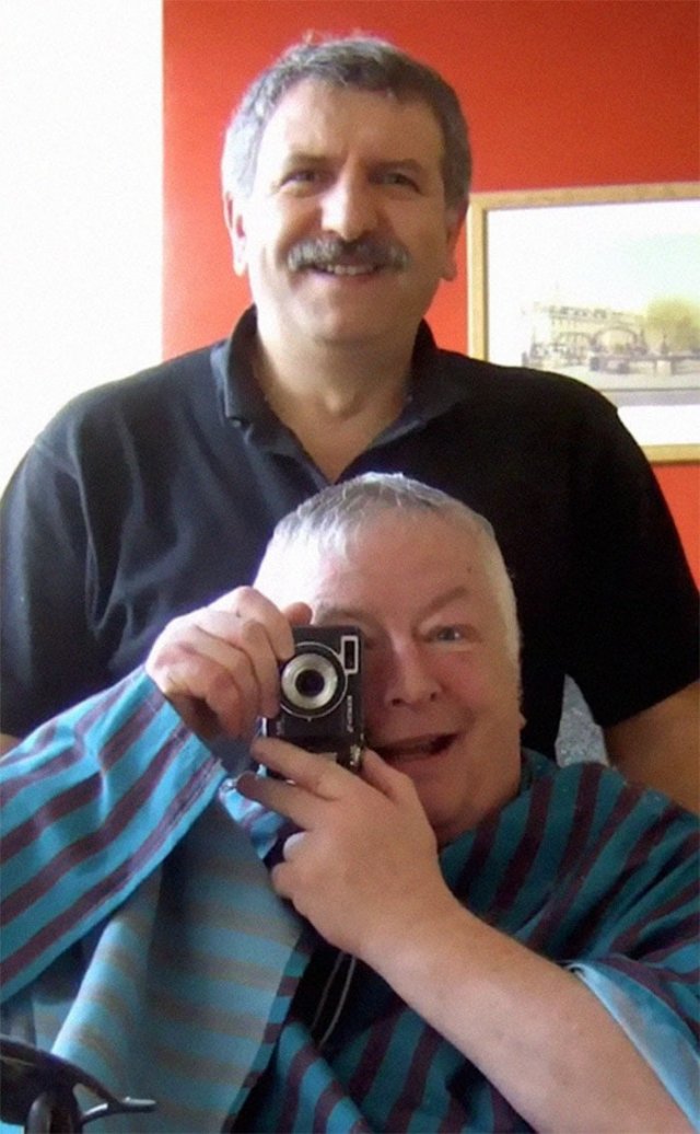 Британец в течение 40 лет ходил к одному и тому же парикмахеру, фотографируя каждый свой визит (8 фото)