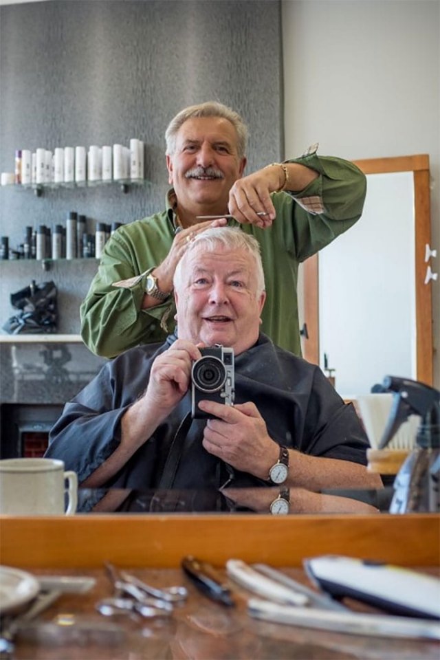 Британец в течение 40 лет ходил к одному и тому же парикмахеру, фотографируя каждый свой визит (8 фото)