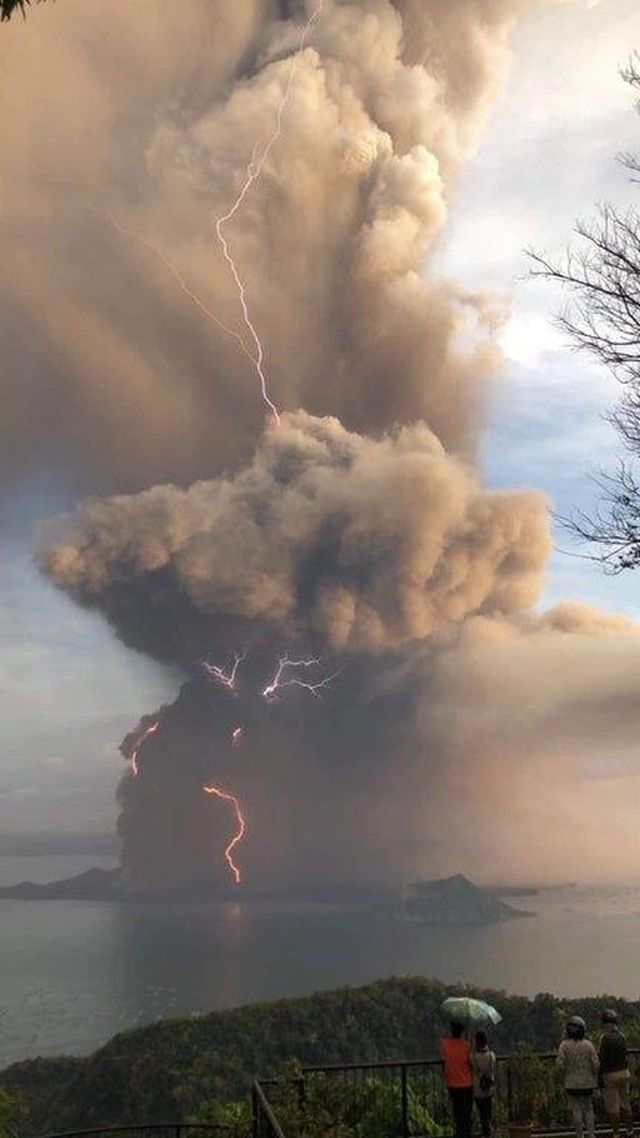Извержение вулкана Тааль на Филиппинах (9 фото + видео)