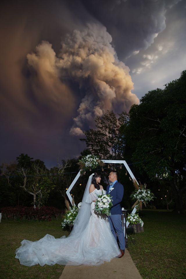 На Филиппинах провели свадебную церемонию на фоне извергающегося вулкана Тааль (5 фото)