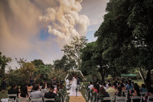 На Филиппинах провели свадебную церемонию на фоне извергающегося вулкана Тааль (5 фото)