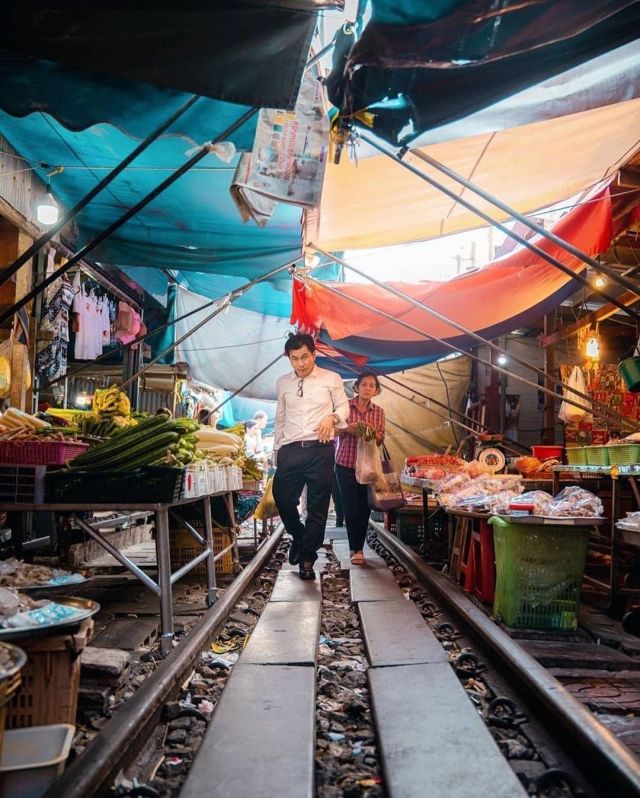 Меклонг - удивительный рынок в Таиланде, сквозь который проходит поезд (10 фото + 2 видео)