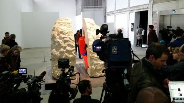 Все ради искусства: художник Абрахам Пуаншеваль замурует себя в камне на 8 дней (9 фото)