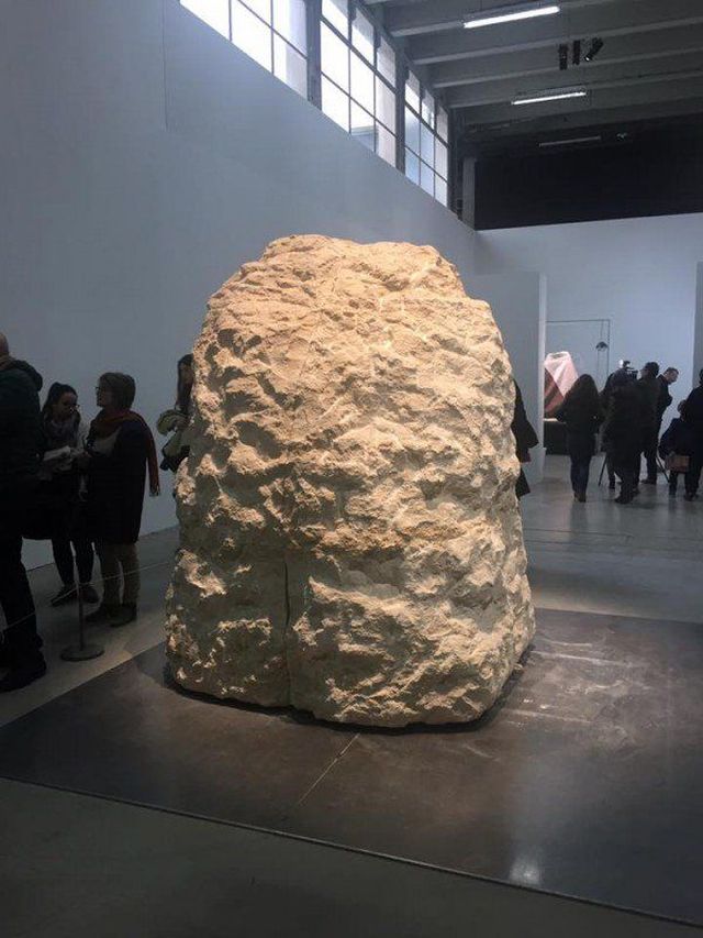 Все ради искусства: художник Абрахам Пуаншеваль замурует себя в камне на 8 дней (9 фото)