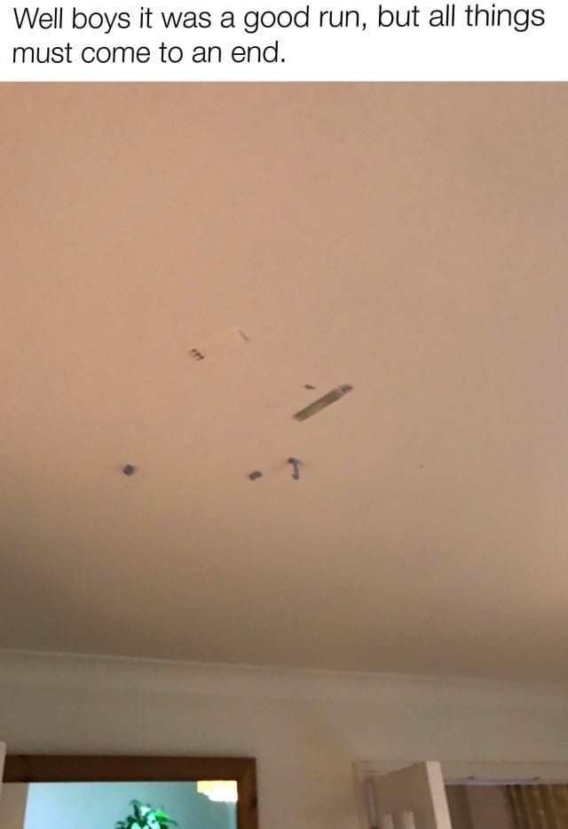 Парень приклеивал вещи своего отца к потолку, а тот догадался только после пропажи пульта (5 фото)