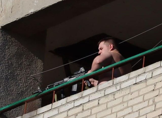 В Таганроге два "снайпера" стреляли по людям и машинам с балкона (4 фото + видео)