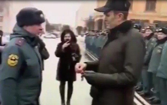 Глава Чувашии Михаил Игнатьев заставил сотрудника МЧС подпрыгнуть, чтобы получить ключи от новой пожарной машины