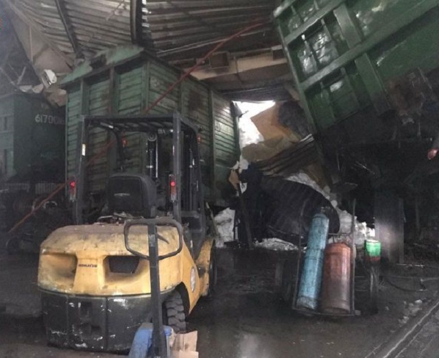 В Кемеровской области обрушилась кровля вагоноремонтного завода "Новотранс" (7 фото + видео)