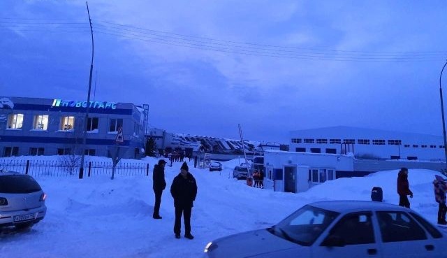В Кемеровской области обрушилась кровля вагоноремонтного завода "Новотранс" (7 фото + видео)