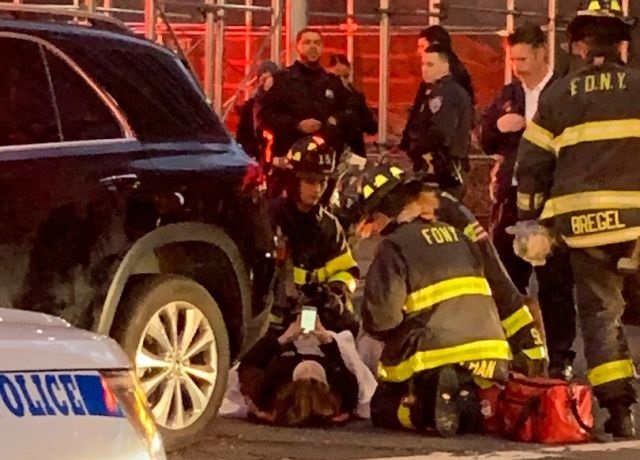 В Нью-Йорке прохожие подняли автомобиль, чтобы спасти женщину
